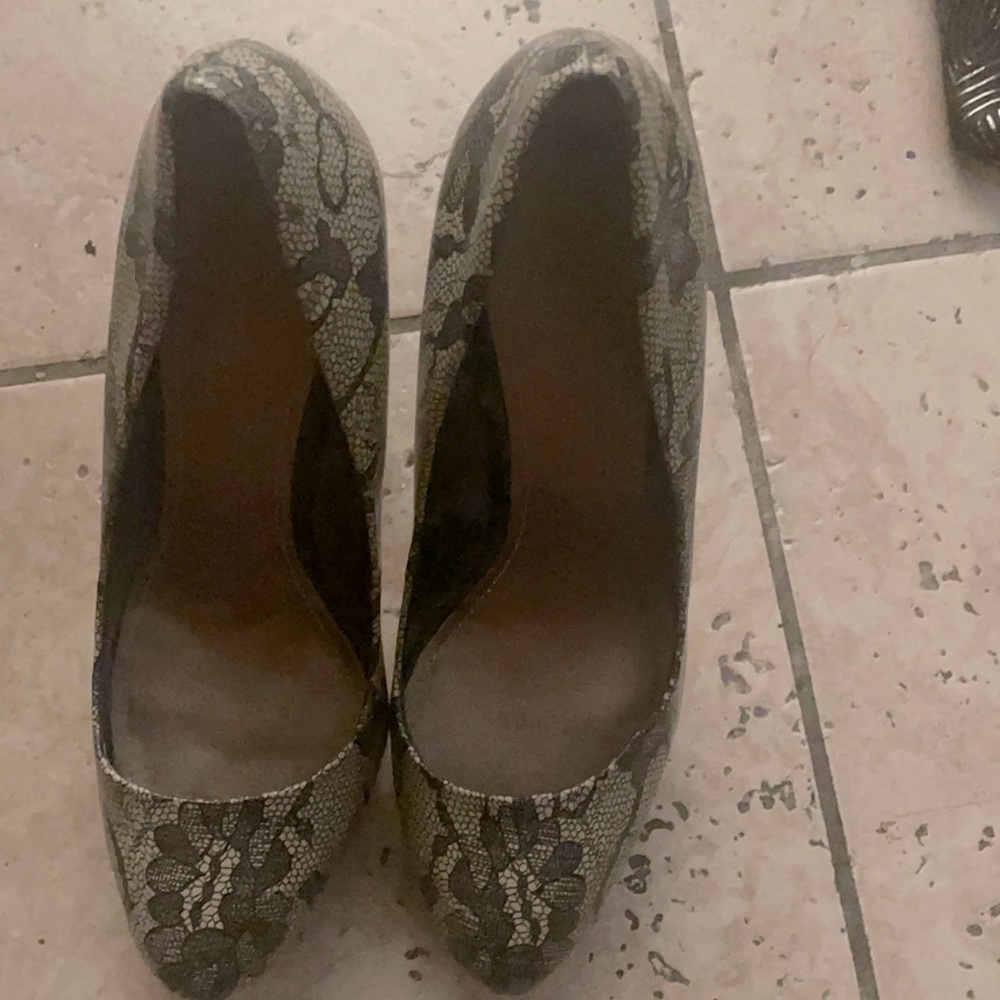 Close toe Paisly beige stilettos